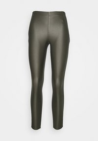 Leggings de color verde oliva con una textura brillante y suave. Ajuste slim con una cinturilla alta y costuras mínimas. Adecuados para uso casual o deportivo.