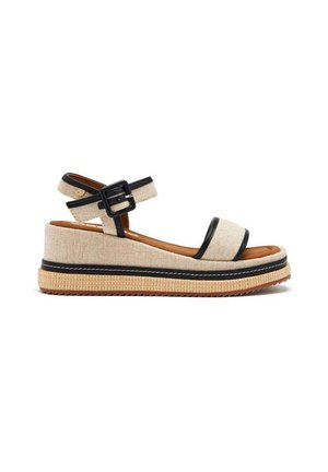 Sandalia de cuña de esparto beige con una correa de acento negra y hebilla. Parte superior texturizada, suela en capas con un acabado de yute natural y banda de goma.