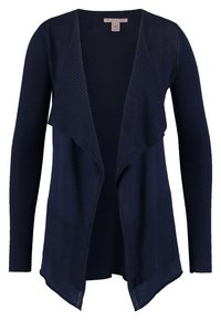 Cárdigan azul marino hecho de tela de punto acanalado, con un frente abierto, mangas largas y un corte relajado. Sin cierres ni patrones.