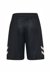 Sorte atletikshorts med elastisk talje og to lyserøde chevron-striber på hver side nær kanten.
