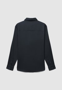 Camicia a maniche lunghe in tessuto nero uniforme; presenta un colletto, polsini con bottone e una texture liscia, con orlo curvo e senza ulteriori motivi.
