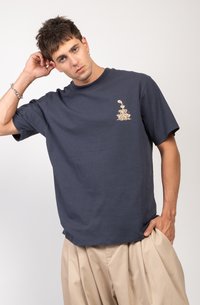 Navyblauwe katoenen t-shirt met een ontspannen pasvorm, voorzien van een gouden grafisch ontwerp op de linkerborst. Korte mouwen en een ronde hals.