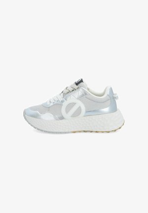 Sportieve sneaker met een bovenwerk van mesh in lichtgrijs, zilveren accenten, een dikke witte zool en een cirkelvormig logodetail aan de zijkant. Gestructureerde stof.