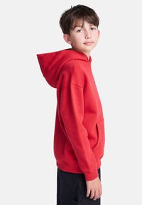 Rode hoodie gemaakt van zacht materiaal, voorzien van een kangoeroezak, geribbelde manchetten en zoom, met een verstelbare capuchon met trekkoord.