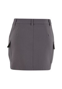 Grå, tettsittende skjørt laget av et glatt stoff. Har to sidelommer og frontseam. Kort lengde med et rent, skreddersydd preg.