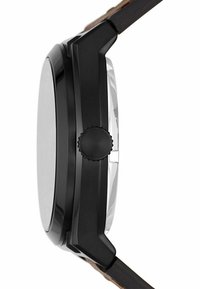 Montre pour hommes avec un boîtier en métal noir, un bracelet en cuir brun épais et texturé, et un cadran rond en cristal lisse ; avec une couronne pour le réglage.