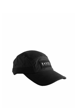 Gorra de béisbol negra con visera curva y un parche frontal etiquetado como "BAKER BY TED BAKER" sobre un fondo blanco.