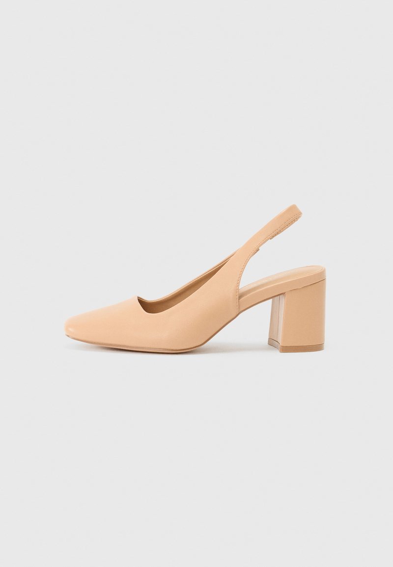 Beige slingback hak, gemaakt van soepel synthetisch materiaal. Kenmerkt zich door een vierkante neus, open zijkanten en een stevige blokhak. Eenvoudig ontwerp.