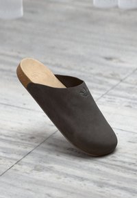 Sandal escuro cinza de slip-on com parte superior suave, sola de cortiça e logótipo em relevo na parte frontal. Apresenta uma ponta arredondada e um design minimalista.
