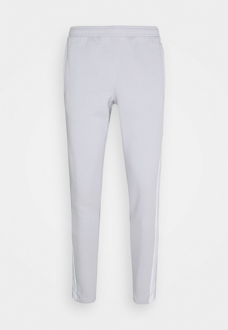 Helle graue Jogginghose aus weichem Stoff, mit schmal zulaufender Passform, elastischem Bund und weißen Seitenstreifen an jedem Bein.