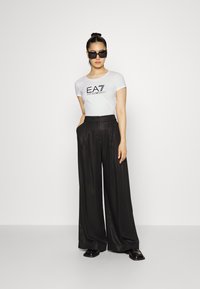 EA7 Emporio Armani Triko s potiskem - white/black
