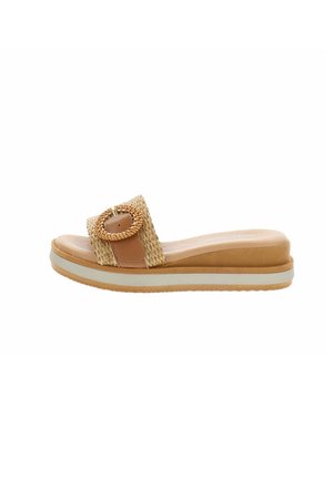 Sandalo a fascia color sabbia con cinturino intrecciato, fibbia rotonda intrecciata, soletta imbottita e suola rialzata con dettagli a strisce bianche.