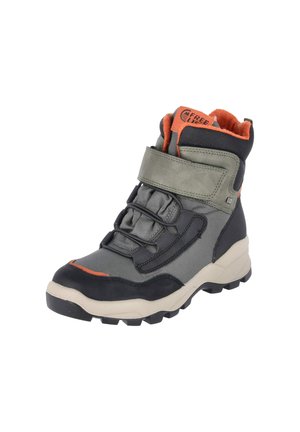 Botte de randonnée montante grise et noire avec intérieur orange, semelle beige, lacets élastiques et une large sangle grise autour de la cheville.