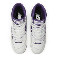 Bílé kožené vysoké tenisky s fialovými akcenty, vybavené plochými tkaničkami, perforovanou špičkou a logem "new balance 650" na boku.