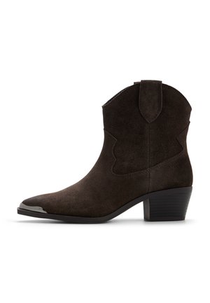 Dunkelbrauner Veloursleder-Stiefel mit spitzer Zehenpartie, gestapeltem Blockabsatz und Zuglasche, mit dekorativen Nähten und metallischer Zehenkappe.
