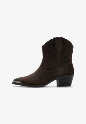 Dunkelbrauner Veloursleder-Stiefel mit spitzer Zehenpartie, gestapeltem Blockabsatz und Zuglasche, mit dekorativen Nähten und metallischer Zehenkappe.