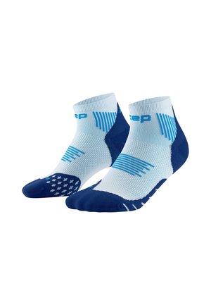 Blaue und hellblaue Sportsocken mit gerippter Textur, kurzer Knöchelhöhe und gemusterten Noppen an der Sohle für besseren Halt.