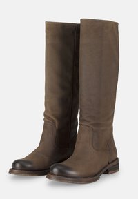 Stivali al ginocchio in pelle marrone con una finitura liscia, punta arrotondata e cappuccio in gomma nera. Presentano dettagli cuciti e un tacco in legno basso.