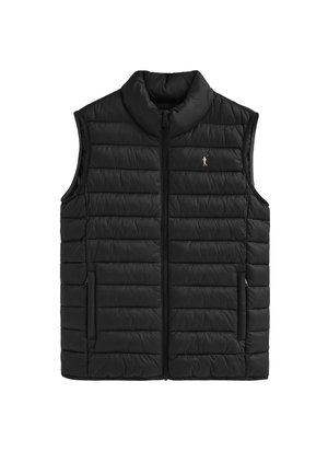 Chaleco acolchado negro con cuello alto, textura acolchada vertical, cremallera frontal y bolsillos laterales. Presenta un pequeño logo en el pecho.