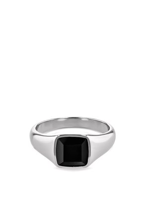 Anillo de plata con una gema negra cuadrada y facetada, engastada en una banda lisa y pulida.