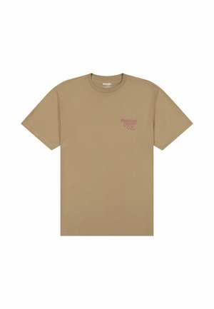 Hellbraunes Baumwoll-T-Shirt mit kurzen Ärmeln, Rundhalsausschnitt und einem kleinen roten "Mavericks Country Club"-Logo auf der Vorderseite. Einfaches, lässiges Design.