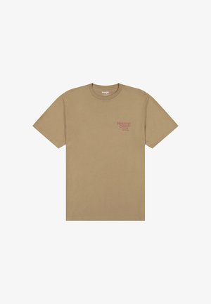 T-shirt di cotone color sabbia con maniche corte, collo rotondo e piccolo logo rosso “Mavericks Country Club” sul davanti. Design semplice e casual.