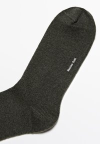 Dunkelgraue Socke mit glatter Textur, runder Spitze und geripptem Bündchen. Mit "Massimo Dutti"-Markierung in Weiß an der Seite.
