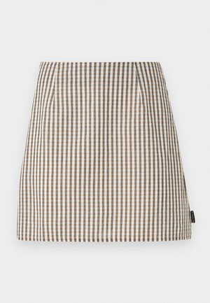 Μίνι φούστα με ψηλή μέση και μοτίβο καρό σε μπεζ και σκούρο καφέ, ελαφρώς πιετέ μπροστά, με μια μικρή ετικέτα μάρκας στο πλάι.