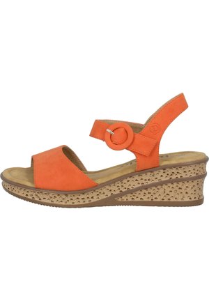 Oranje leren sandaal met een brede voorkinnaar, verstelbare enkelriem, ronde accent en een gestructureerde kurken wigvormige zool.