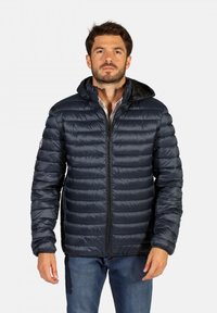 Doudoune bleu marine avec fermeture éclair et capuche. Présente des motifs matelassés horizontaux et des poignets élastiques. Fabriquée en matériau brillant.