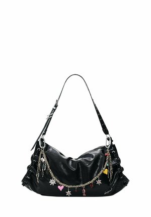 Sac d'épaule en cuir noir à la silhouette décontractée, équipé de ferrures métalliques, d'une bandoulière amovible et de breloques décoratives multicolores.