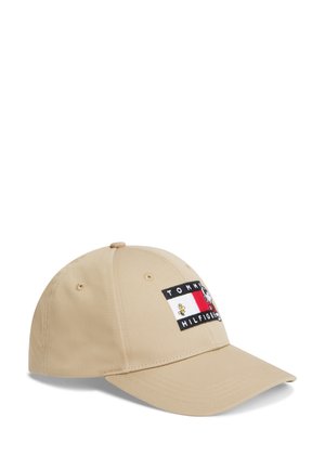 Beige Baseballkappe mit einem vorderen Patch mit dem Tommy Hilfiger-Logo und einer kleinen Snoopy-Figur.