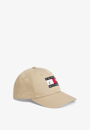 Cappellino da baseball beige con una toppa frontale con il logo Tommy Hilfiger e un piccolo personaggio Snoopy.
