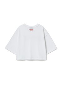 Bílé cropované tričko s krátkými širokými rukávy. Na horní části zad je červené logo „STRANGER THINGS“. Hladká textura látky.