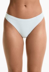Lichtblauwe bikini slip met een gladde stof, een lage taille en een brede tailleband. Beschikt over een subtiele logo op de tailleband.