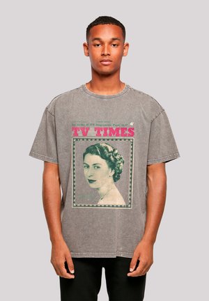 Light gray oversized T-shirt featuring a printed vintage magazine cover design with a black and white portrait of a woman and pink text.