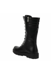 Bota negra de encaje hasta la mitad de la pantorrilla con cremallera lateral, cuello acolchado y suela gruesa con estrías, mostrada desde un ángulo lateral trasero sobre fondo blanco.