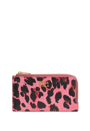 Różowy portfel z błyszczącym wzorem w panterkę w kolorze czarnym, z złotym logo, zamknięciem na zamek błyskawiczny i teksturowaną powierzchnią. Kompaktowy prostokątny kształt.