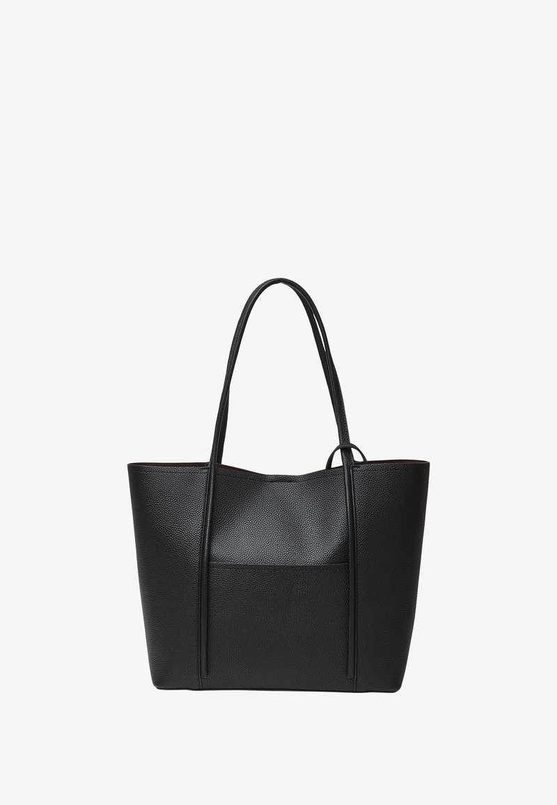 Sac fourre-tout en cuir noir avec un extérieur texturé, une ouverture sur le dessus et deux longues poignées. Comprend une petite poche frontale pour le rangement.