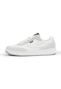 Sneaker bianca e grigia chiara con superiore in suede e pelle perforata, linguetta imbottita, suola in gomma e dettagli neri. Presenta il logo FILA.