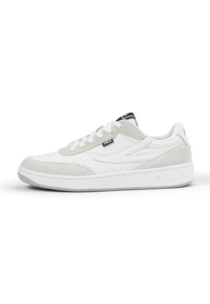 Sneaker bianca e grigia chiara con superiore in suede e pelle perforata, linguetta imbottita, suola in gomma e dettagli neri. Presenta il logo FILA.