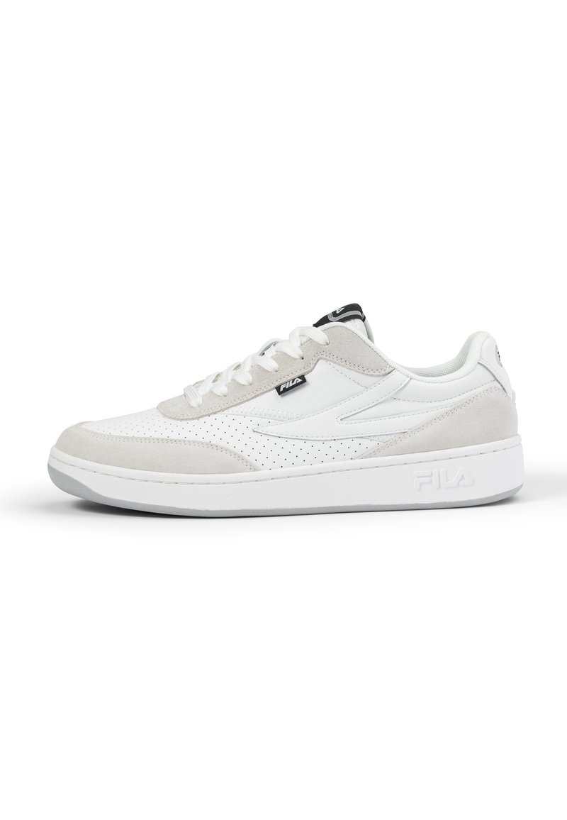 Sneaker bianca e grigia chiara con superiore in suede e pelle perforata, linguetta imbottita, suola in gomma e dettagli neri. Presenta il logo FILA.