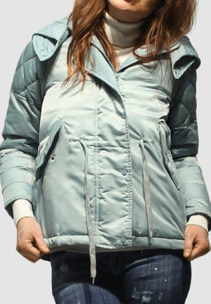 Chaqueta de plumas de color azul claro con cierre de cremallera y botón, grandes bolsillos frontales, cordones ajustables y capucha. Textura suave y brillante.