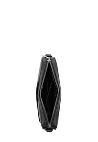 Schwarze Handtasche aus Leder mit schlankem Design, zwei Reißverschlussfächern und gemusterter Innenauskleidung. Mit silbernen Hardware-Akzenten.