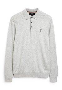 Harmaa pitkähihaisen polo-paita, valmistettu pehmeästä kankaasta, jossa on kolmen napin läpikuultava aukko ja pieni tummansininen peura-logo vasemmassa rinnassa.