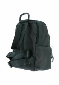 Sac à dos vert foncé en tissu texturé, avec des bretelles réglables et une poignée supérieure. Comprend plusieurs poches et des fermetures éclair.