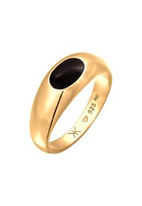 Guldbelagt ring med en glat, oval sort sten. Båndet er poleret med indgraverede detaljer på indersiden, der angiver renheden.
