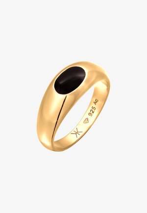 Vergoldeter Ring mit einem glatten, ovalen schwarzen Stein. Der Ring ist poliert und verfügt über gravierte Details auf der Innenseite, die die Reinheit anzeigen.