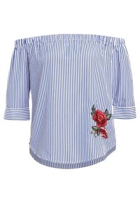 Camicia a righe blu e bianche con scollo a spalle scoperte e maniche corte, caratterizzata da un ricamo floreale rosso sul lato inferiore destro.