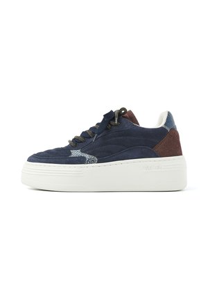 Marineblaues Wildleder-Sneaker mit einer weißen Plateausohle, verziert mit einem strukturierten Sternmotiv sowie braunen und blauen Akzenten an der Ferse und an der Seite.